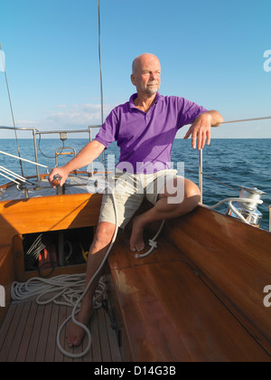 Homme plus âgé le voilier Banque D'Images