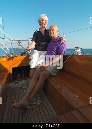 Vieux couple relaxing on voilier Banque D'Images