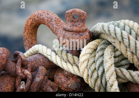 Close up de chaînes rouillées et de corde en Braye Harbour Alderney, Channel Islands Banque D'Images