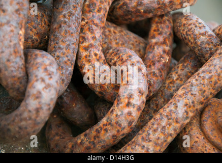 Close up of rusty chaînes en Braye Harbour Alderney, Channel Islands Banque D'Images