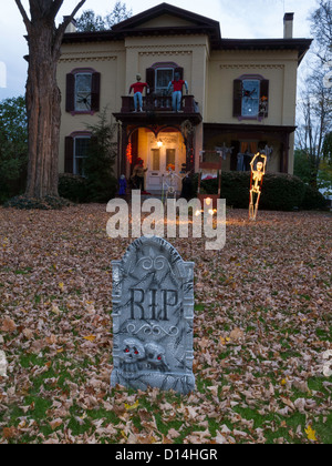 Décorations d'Halloween au crépuscule, Two Story Showcase Home, États-Unis 2012 Banque D'Images