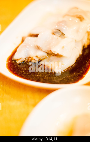 Rouleaux de riz, une sorte de la cuisine cantonaise ou dim sum à Hong Kong. Banque D'Images