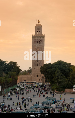 Minaret de la Koutoubia à Marrakech, au Maroc, au crépuscule, en face de la Place Djemaa El Fna Banque D'Images