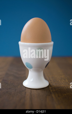 Dans l'oeuf egg cup on table Banque D'Images