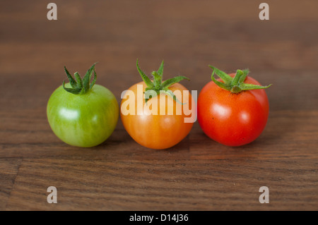 Les tomates de couleur différente sur la table Banque D'Images