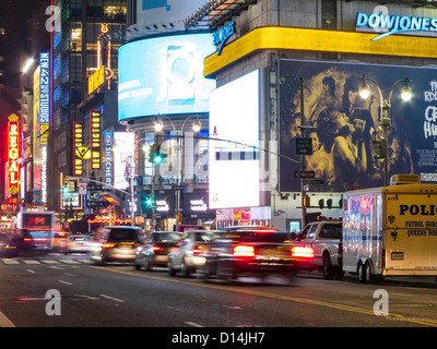 42e Rue et Broadway, Times Square, Crépuscule, NYC Banque D'Images