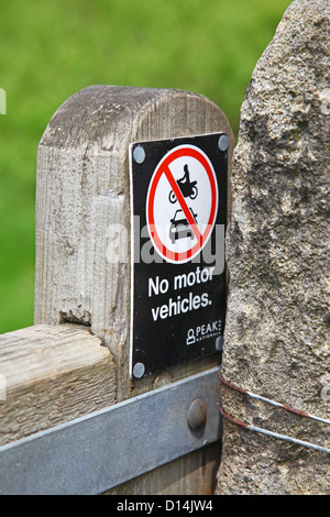 Un signe sur une barrière en bois disant pas de véhicules à moteur Parc national de Peak District Derbyshire, Angleterre, Royaume-Uni Banque D'Images