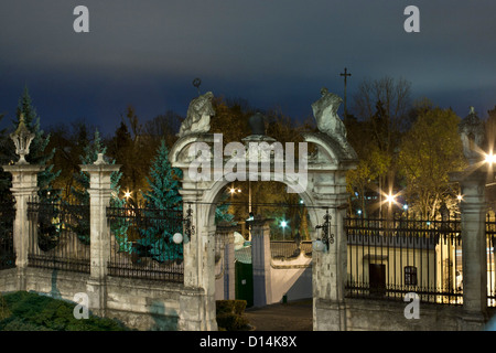 Gothique médiévale portes la nuit. St George's Cathedral, Lviv, Ukraine. Une cathédrale baroque-rococo a été construite en 1744-1760 Banque D'Images