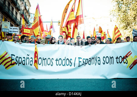 Barcelone, Espagne. 6 Décembre, 2012. Des milliers de Catalans se rassembler derrière leur bannière au cours d'une marche contre le nationalisme catalan brandissant des drapeaux et des pancartes Banque D'Images