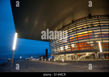 L'opéra de Copenhague sur le front de mer du port au crépuscule en hiver Banque D'Images