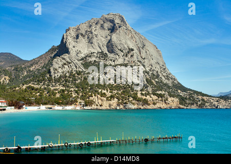 Sokol (Faucon) sur la montagne et la mer pier en Crimée, Ukraine. Côte Rocheuse sur fond de ciel bleu. Noviy Svet réserve naturelle. Banque D'Images