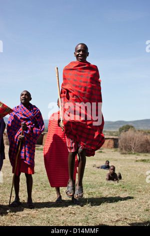 Peuple Masai walking in grassy field