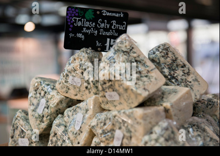 Danablue, un fromage bleu danois, vu à l'Torvernehallerne, Copenhague's Food Market à Israels Plads Banque D'Images