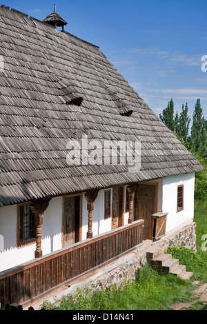 Rural ukrainien traditionnel ancien en pierre avec toiture en bois Banque D'Images