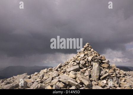 Cairn au sommet du pilier sur montagne dans Wasdale, typique de cairns au sommet tout au long de la Lake District National Park Banque D'Images