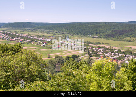 Vue du château sur la vallée et Nevitsky Uzh river. Zakarpattia, Ukraine. Banque D'Images