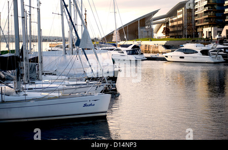 Tôt le matin à la marina et au bord de l'Aker Brygge avec vue de Tjuvholmen Astrup Fearnley Museum et de yachts, Oslo Banque D'Images