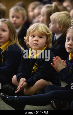 Les enfants en matin Assemblée générale à Notre Dame et St Werburgh's Catholic Primary School à Newcastle-under-Lyme Staffordshire, Royaume-Uni Banque D'Images