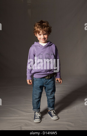 Boy smiling in studio Banque D'Images