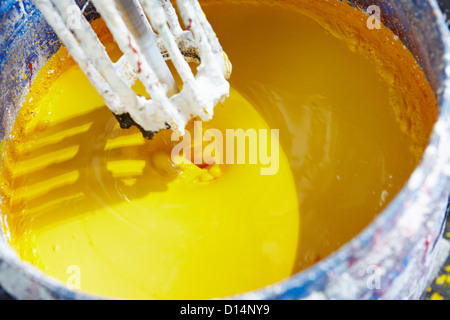 Tva de mélange de peinture jaune Banque D'Images