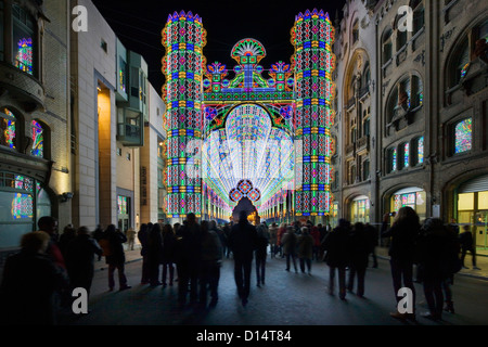 Lumineux colorés arche à la Fête des Lumières / Fête des lumières dans la ville Gand la nuit, Belgique Banque D'Images