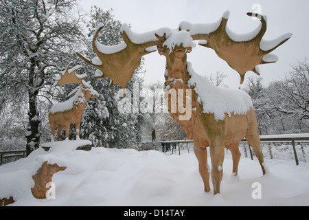 Modèles de cerfs préhistoriques dans la région de Crystal Palace Park, Londres Banque D'Images