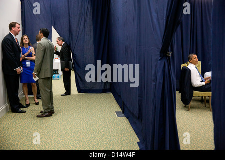 Le personnel et les conseillers de nous parler comme le président Barack Obama est informé avant une réunion bilatérale à la U.S.-Sommet de l'ASEAN Le 20 novembre 2012 à Phnom Penh, Cambodge. Sur la photo, de gauche, sont les suivants : directeur Voyage Marvin Nicholson ; Samantha Vinograd, conseillère pour le conseiller à la sécurité nationale ; Maju Varghese, Senior Advance le plomb ; et Mike Froman, sous-conseiller pour la sécurité nationale, d'économie internationale. Banque D'Images