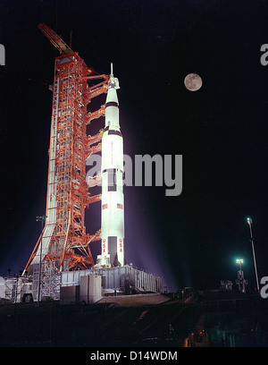 Le véhicule spatial Apollo 17 se trouve en équilibre à la pleine lune sur l'aire de lancement 39A en cours de lancement. Les astronautes Eugene A. Cernan, commandant ; Ronald A. Evans, pilote du module de commande ; et le Dr Harrison H. Schmitt, Jack, pilote du module lunaire sera l'équipage fo Banque D'Images