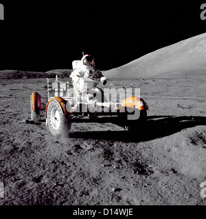 L'astronaute Eugene A. Cernan, commandant de la mission Apollo 17, fait une courte commander du Rover lunaire au cours de la première partie de la première Apollo 17 activité extravéhiculaire (EVA-1) à l'emplacement d'atterrissage Taurus-Littrow. Cette vue de la "déclenché" R Banque D'Images