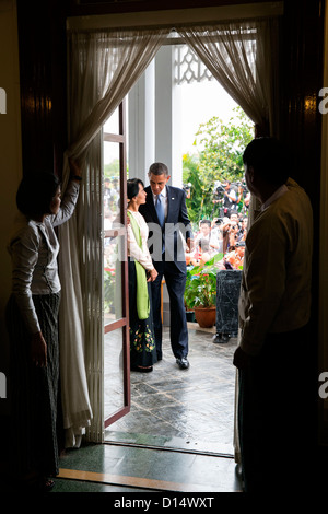 Le président américain Barack Obama marche avec chef de l'opposition birmane Aung San Suu Kyi suite à leurs déclarations à la presse à son domicile le 19 novembre 2012 à Rangoon, Birmanie. Banque D'Images