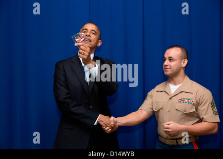 Le président américain Barack Obama examine une pièce de l'unité présenté à lui par un Marine de la sécurité maritime Détachement de garde à l'ambassade des États-Unis le 19 novembre 2012 à Rangoon, Birmanie. Banque D'Images