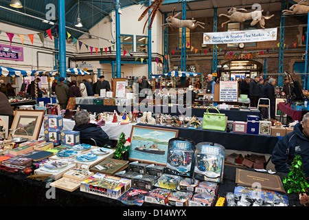 Stands de marché aux puces couvert, Galles, Royaume-Uni Banque D'Images