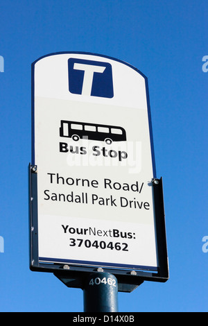 Bus Stop sign Thorne Road / Sandall Park Drive against clear blue sky Banque D'Images