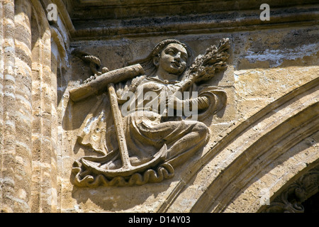 La figure sculptée avec ancre et grain sur une porte de la cathédrale de Malaga - La Manquita Banque D'Images