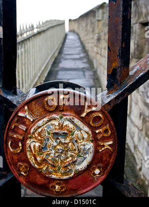 Ville de York armoiries écusson insigne emblème sur la liste de grade 1 ancienne ville romaine muraille nord Yorkshire angleterre Europe Banque D'Images