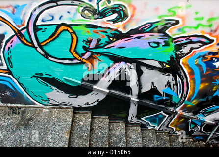 Les graffitis urbains street art peinture de rat géant à l'entrée du passage souterrain du métro Europe Italie Lombardie Varese Banque D'Images