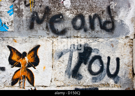 Street art graffiti urbain message sur mur de maison abandonnée Europe Portugal Lisbonne Banque D'Images