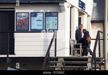 Station de Sauvetage de Calshot avec trois membres d'équipage à l'extérieur à Calshot, Hampshire en Novembre Banque D'Images