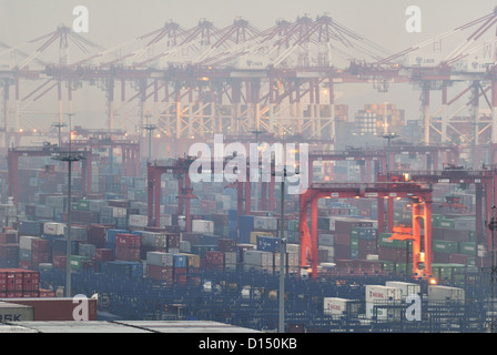 Shanghai Harbour - Port en eau profonde de Yangshan de nuit Banque D'Images