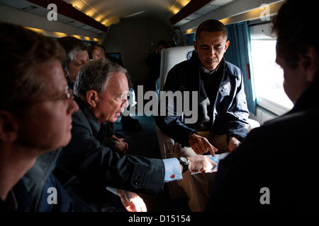 Le maire de New York Michael Bloomberg souligne zones sur une carte pour le président Barack Obama à bord d'un marin lors d'une visite aérienne de l'Ouragan Sandy tempête le 15 novembre 2012 à New York. Rejoindre le Président, de gauche, sont : Secrétaire du logement et du développement urbain Shaun Donovan ; Secrétaire de la sécurité intérieure, Janet Napolitano, et gouverneur de New York Andrew Cuomo. Banque D'Images