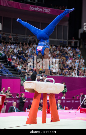 John Orozco (USA) qui se font concurrence sur le cheval d'arçons lors de l'équipe masculine de qualification gymnastique aux Jeux Olympiques d'été Banque D'Images