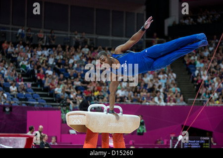 John Orozco (USA) qui se font concurrence sur le cheval d'arçons lors de l'équipe masculine de qualification gymnastique aux Jeux Olympiques d'été Banque D'Images