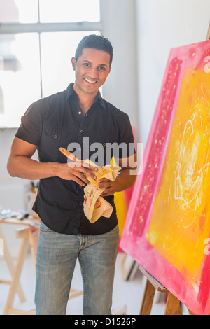 USA, New Jersey, Jersey City, Man painting in studio Banque D'Images