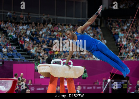 John Orozco (USA) qui se font concurrence sur le cheval d'arçons lors de l'équipe masculine de qualification gymnastique aux Jeux Olympiques d'été Banque D'Images