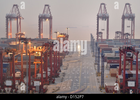 Shanghai Harbour - Port en eau profonde de Yangshan de nuit Banque D'Images