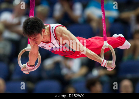 Kazuhito Tanaka (JPN) qui se font concurrence sur les segments au cours de l'équipe masculine de qualification gymnastique aux Jeux Olympiques d'été Banque D'Images