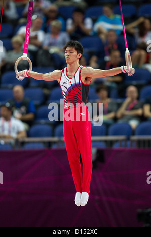 Kazuhito Tanaka (JPN) qui se font concurrence sur les segments au cours de l'équipe masculine de qualification gymnastique aux Jeux Olympiques d'été Banque D'Images