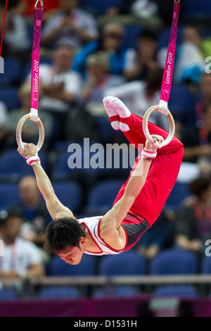 Kazuhito Tanaka (JPN) qui se font concurrence sur les segments au cours de l'équipe masculine de qualification gymnastique aux Jeux Olympiques d'été Banque D'Images