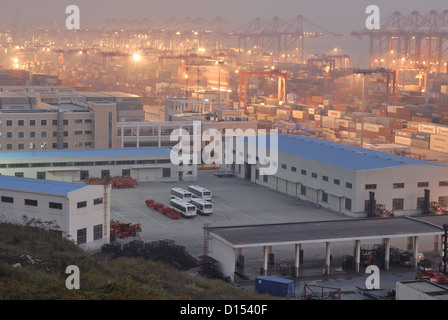 Shanghai Harbour - Port en eau profonde de Yangshan de nuit Banque D'Images