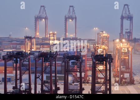 Shanghai Harbour - Port en eau profonde de Yangshan de nuit Banque D'Images